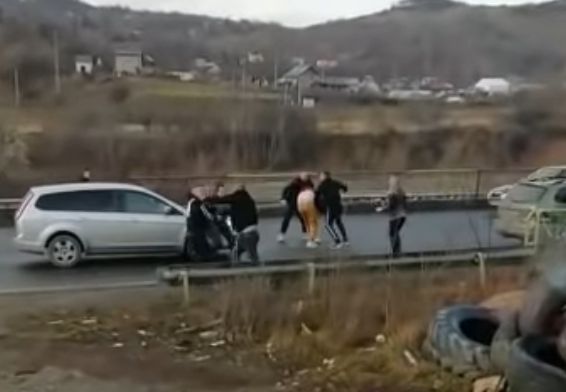 Bătaie în trafic, pe Valea Prahovei: Au participat 10 persoane, inclusiv o femeie cu copilul în braţe (Video)