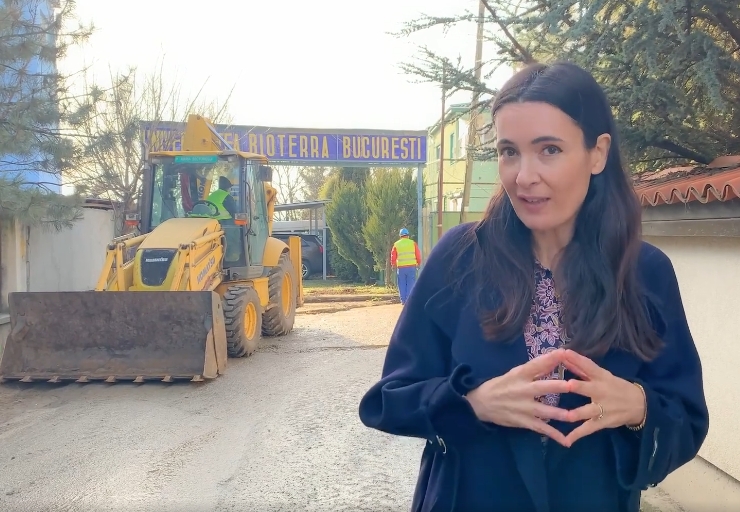 Clotilde Armand s-a dus cu buldozerul și a dărâmat gardul şi poarta Universității Bioterra (Video)