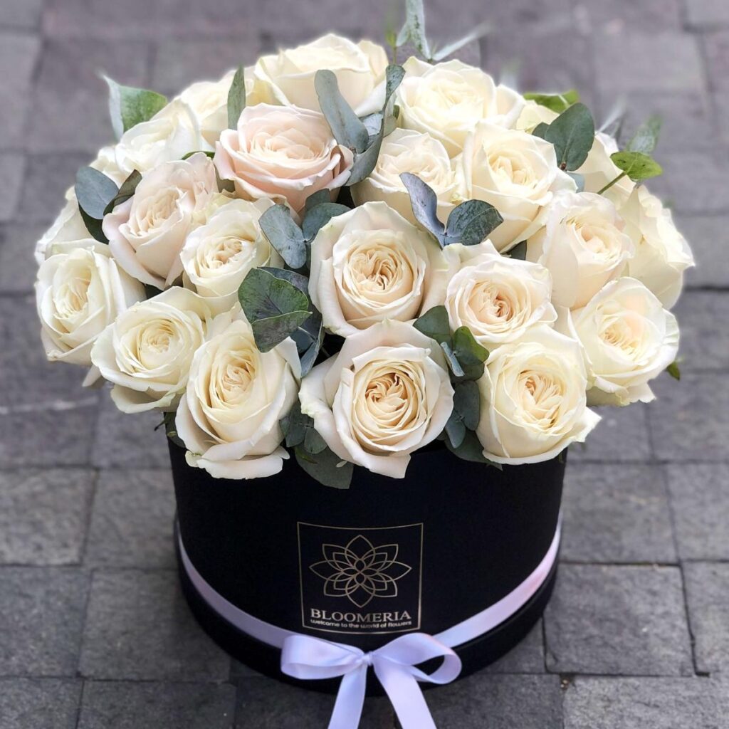 cutie-cu-trandafiri-albi-eleganta-de-lux