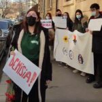 Elevii au cerut în stradă demisia lui Cîmpeanu, după ce a modificat criteriile pentru burse. Ministrul spune că primesc bani mai mulți copii, dar cifrele îl contrazic (Video)