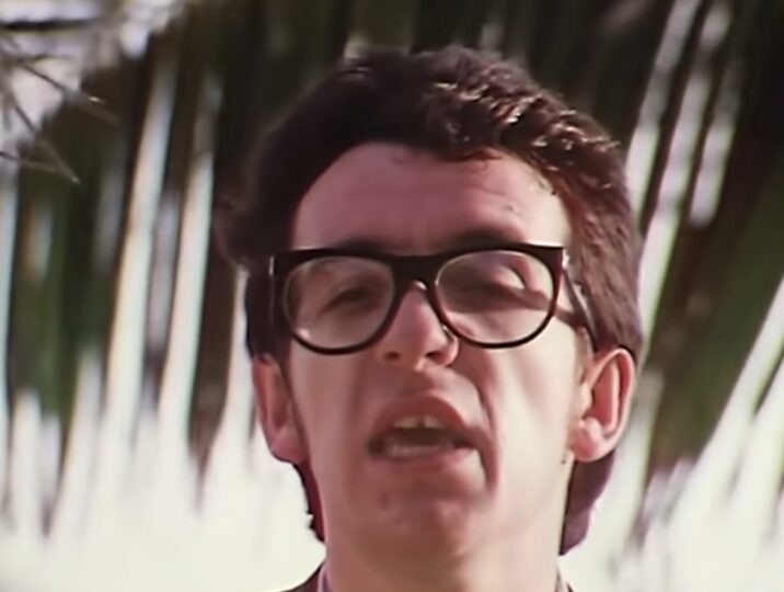 Elvis Costello renunța la una dintre cele mai cunoscute melodii ale sale, pentru că un vers conținea cuvântul nigger