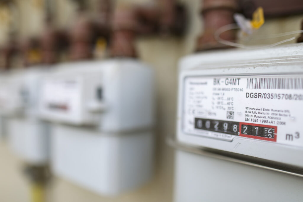 Cum se împart banii pe drumul de la producătorul de energie la consumatorul final. Doar 50% din sumă e marfa efectivă, restul – diverse taxe