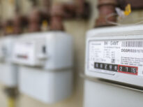 Cum se împart banii pe drumul de la producătorul de energie la consumatorul final. Doar 50% din sumă e marfa efectivă, restul – diverse taxe