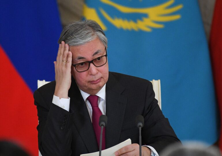 Supărați că s-a scumpit benzina, kazahii i-au dat foc la casă președintelui