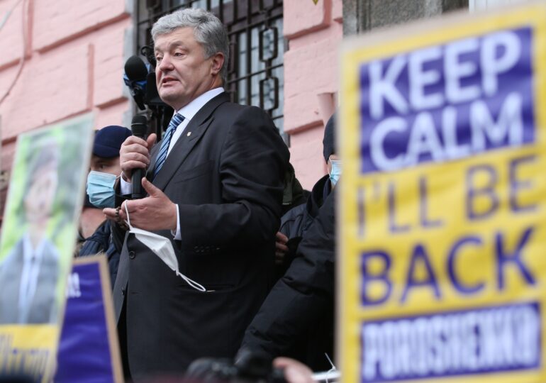Fostul preşedinte Poroşenko, acuzat de înaltă trădare în Ucraina, rămâne în libertate