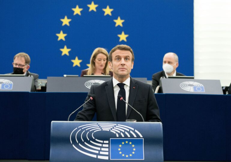 Cu prudență și reținere despre discursul președintelui Macron
