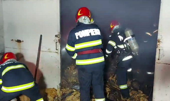 Incendiu în Vama Giurgiu: au ars magazii cu tutun, ţigări, textile şi încălţăminte UPDATE Focul a fost pus intenționat