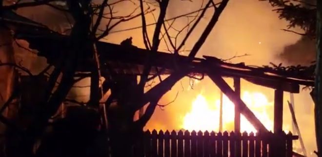 Incendiu puternic la chiliile unei mănăstiri din Dâmbovița (Video)