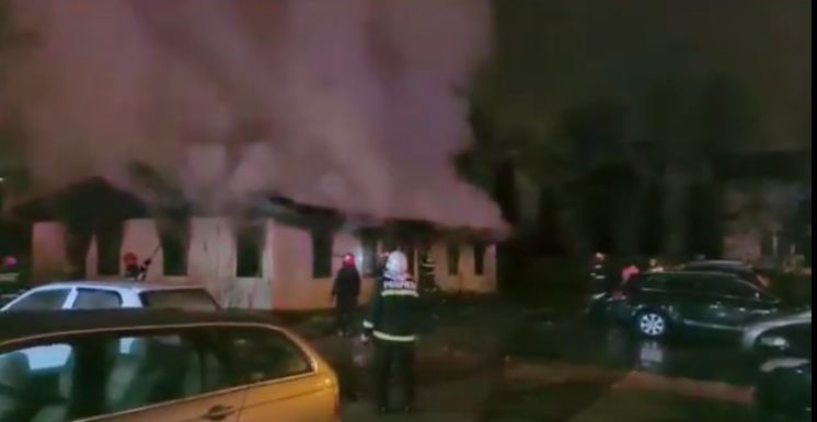 Incendiu de proporții într-o clădire dezafectată din Slatina. Nouă mașini au fost avariate şi poliţiştii au deschis dosar penal