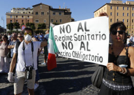 Italienii au ieșit în stradă împotriva vaccinării obligatorii. Ciocniri și îmbrânceli cu poliția (Video)