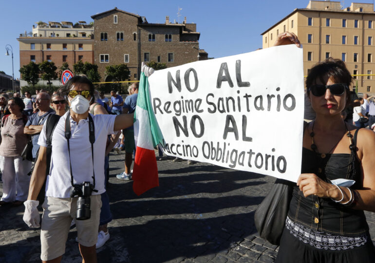 Italienii au ieșit în stradă împotriva vaccinării obligatorii. Ciocniri și îmbrânceli cu poliția (Video)