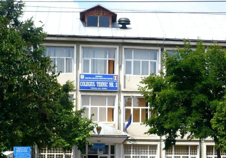 O elevă din Târgu Jiu a sărit pe geamul liceului, după ce diriginta i-a scăzut nota la purtare