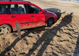 Șofer amendat cu 10.000 de lei după ce a intrat cu autoturismul pe plajă şi a rămas blocat în nisip