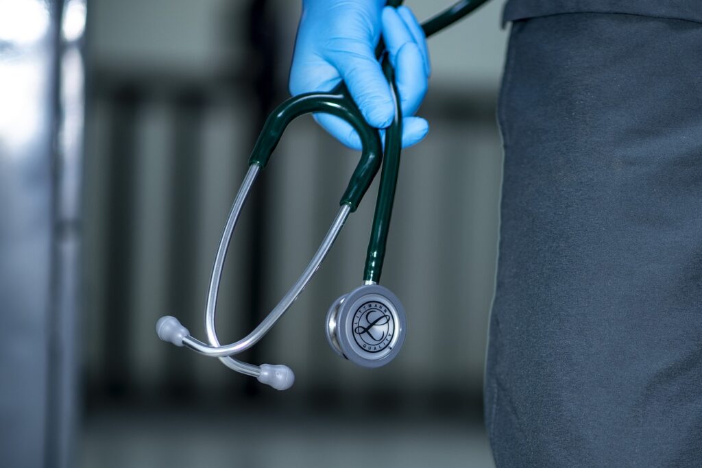Iași: Un medic cardiolog și doi pacienți, trimiși în judecată pentru mită de 200 și 100 de lei