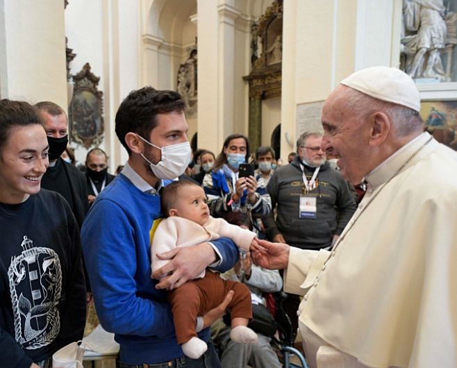 Papa Francisc îi consideră ”eroi” pe părinţii care fug din zonele de conflict pentru a-şi salva copiii