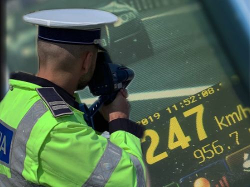 Guvernul a modificat Codul Rutier: Pedepse pentru șoferii agresivi, noi praguri de viteză și amenzi mai mari pentru încălcarea regulilor pe autostradă