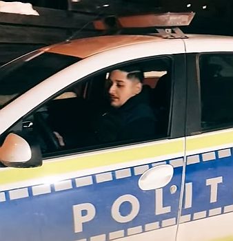 Un tânăr a fost reținut după ce s-a filmat la volanul unei mașini de poliție și a pus imaginile pe Tik Tok