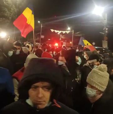A doua seară de proteste la Bolintin Vale, unde un localnic a murit după ce a fost lovit cu o piatră în cap (Video)