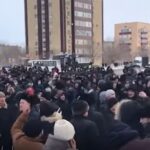 Lacrimogene și grenade în Kazahstan, împotriva miilor de oameni care protestează față de creșterea prețului la gaze (Video)