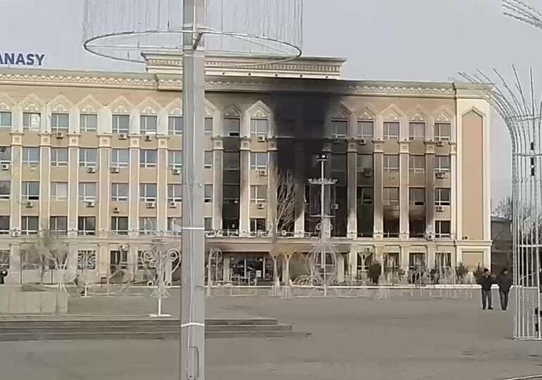 Regimul din Kazahstan spune că a arestat peste 5.000 de oameni, iar sute de magazine, bănci şi maşini de poliţie au fost distruse de proteste (Video)