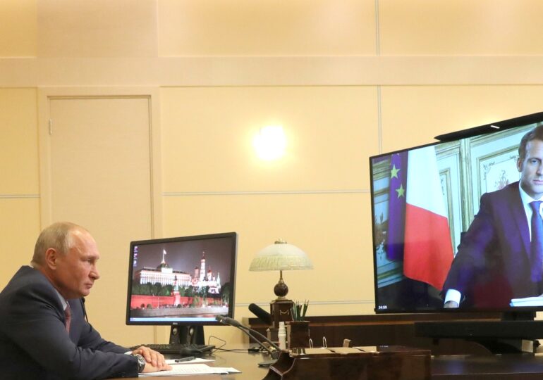 Macron a vorbit la telefon cu Zelenski şi  Putin. Președintele Rusiei s-a angajat să nu mai atace civili, dar a pus condiții pentru un acord cu Ucraina