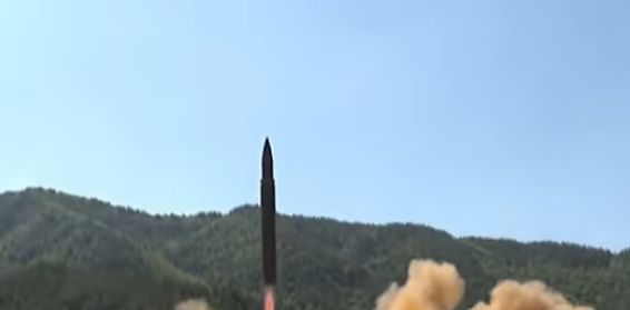Coreea de Nord susţine că a tras două rachete, care au lovit cu precizie o insulă din Marea de Est (Video)