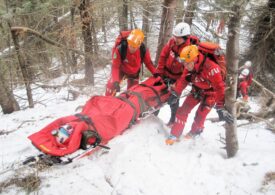 Un polonez care a căzut cu snowmobilul 200 de metri, în Munţii Latoriţei, a fost salvat după şapte ore