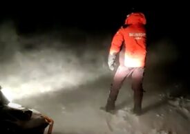 Misiune grea a salvamontiștilor din Alba: Au recuperat doi schiori rătăciți pe viscol și ceață (Video)