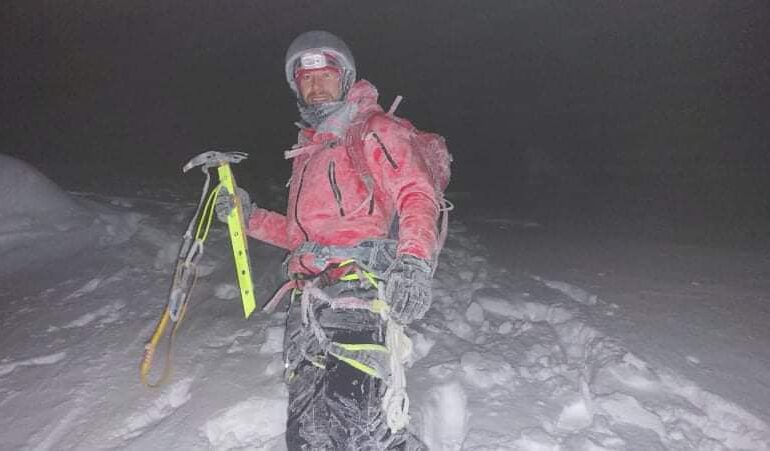 Doi turiști au fost surprinși de avalanșă, în zona Vârful Negoiu din Făgăraş. Operaţiunea de salvare a durat 17 ore