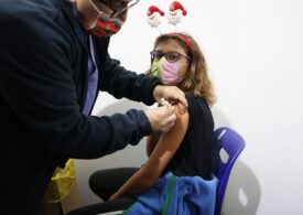 E bun vaccinul pentru copiii între 5 și 11 ani împotriva Omicron? Care sunt reacțiile adverse? Răspunsuri de la specialiști (Video)