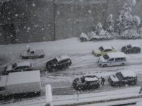 Grecia e paralizată de ninsori puternice. Șoferi blocați în trafic, școli închise (Foto&Video)
