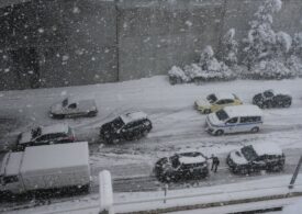 Grecia e paralizată de ninsori puternice. Șoferi blocați în trafic, școli închise (Foto&Video)