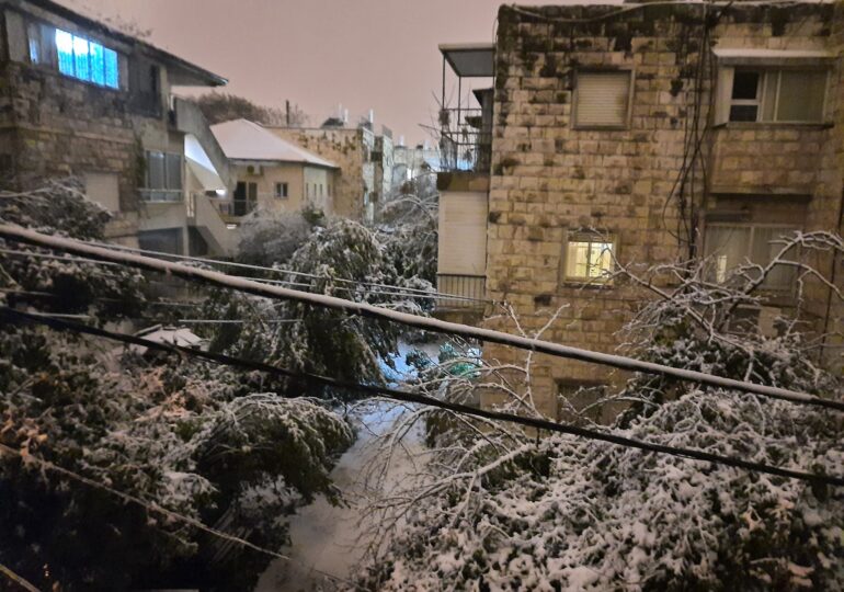 Fenomen rar în Israel: Zăpada a acoperit străzile din Ierusalim şi Cisiordania (Foto&Video)