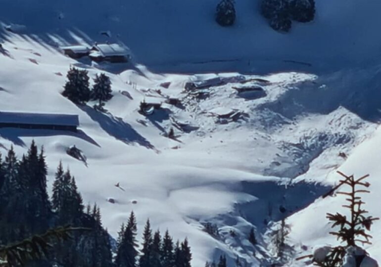 Cabană luată de avalanșă în Munții Rodnei