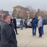 Un deputat AUR a fost alungat de protestatarii de la fabrica de armament din Cugir (Video)