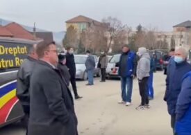 Un deputat AUR a fost alungat de protestatarii de la fabrica de armament din Cugir (Video)