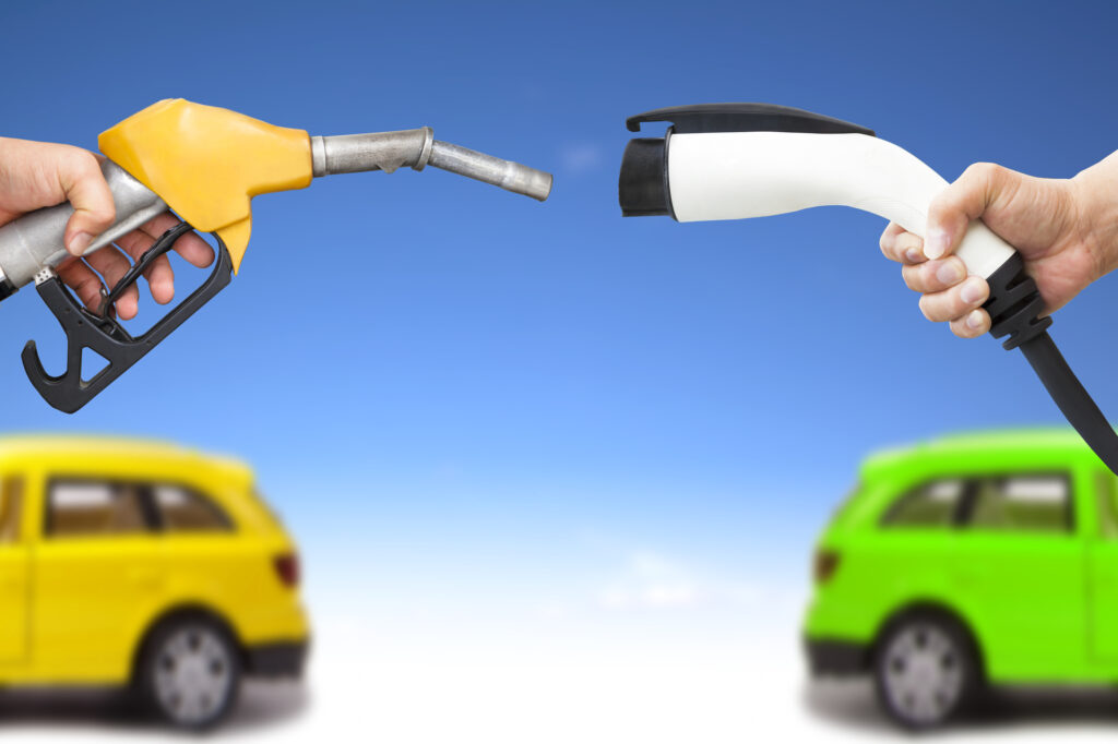 Românii cu mașini hibrid vor achita impozite mai mari în 2026: 990 de lei pentru un motor de 2,5 litri