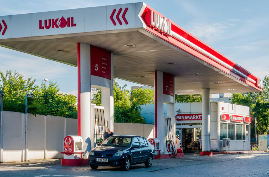 Bulgaria s-ar putea confrunta cu pierderi lunare de 50 milioane euro, în urma restricționării exporturilor Lukoil