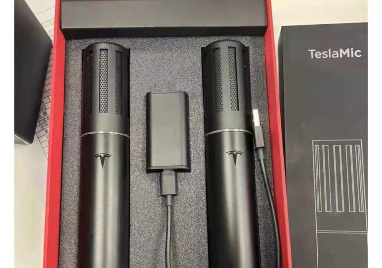 Tesla a scos microfoane pentru karaoke, de folosit în mașină. S-au vândut toate!