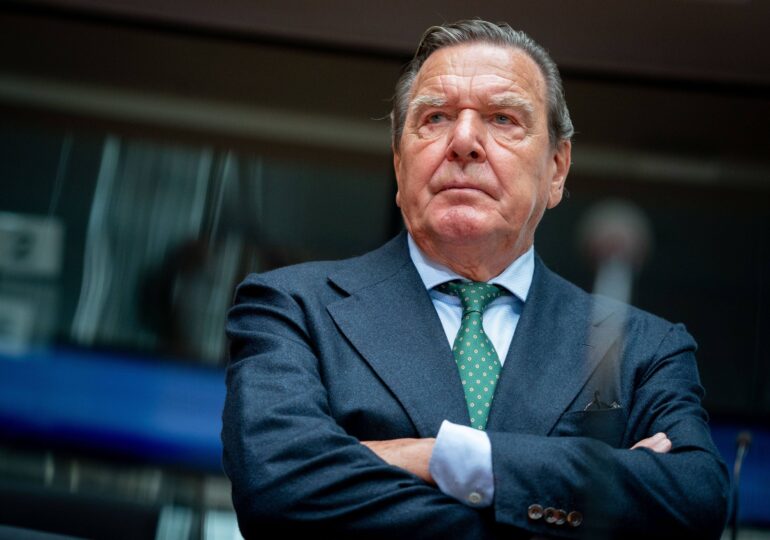Fostul cancelar Schröder va demisiona dacă Putin întrerupe livrările de gaze către Germania