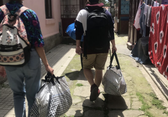 Cel care ajunge să mute munții din loc începe prin a căra mici pietre, bucată cu bucată