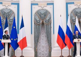 De ce a vrut Putin o masă enormă între el şi Macron? Preşedintele Franţei a refuzat testul PCR ca să nu-i ia ruşii ADN-ul