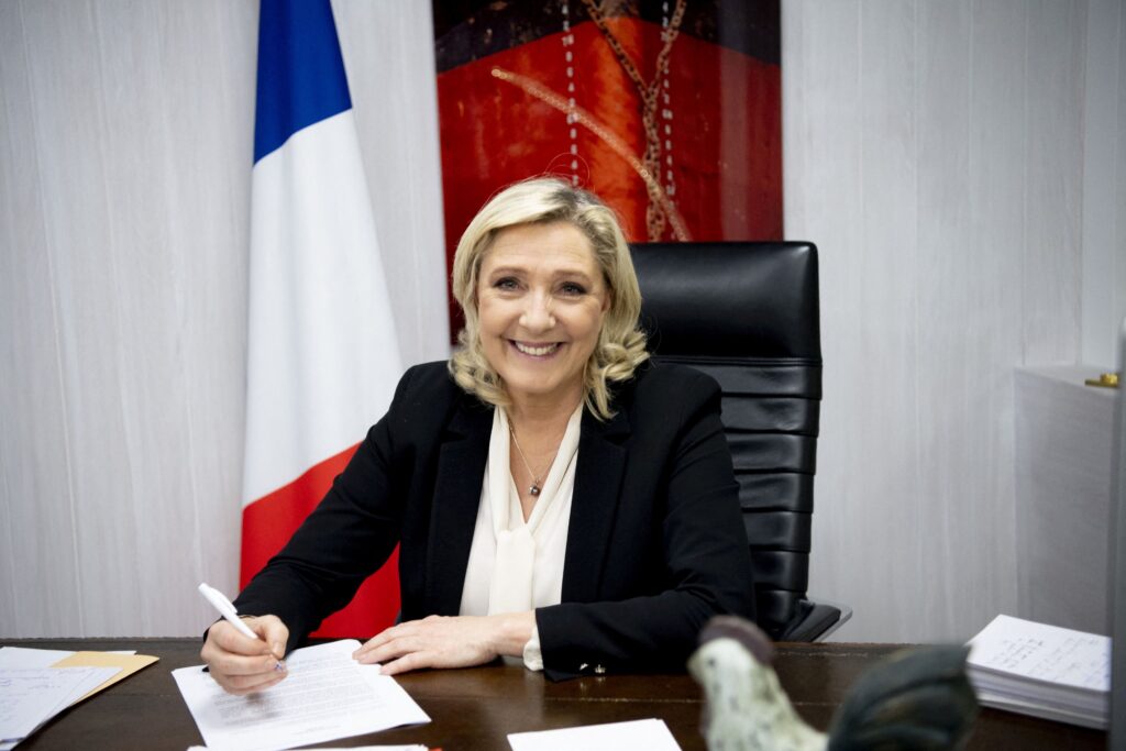 Franța se îndreaptă spre un duel al extremelor: Marine Le Pen domină cursa pentru Élysée