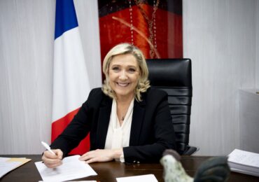 Franța se îndreaptă spre un duel al extremelor: Marine Le Pen domină cursa pentru Élysée