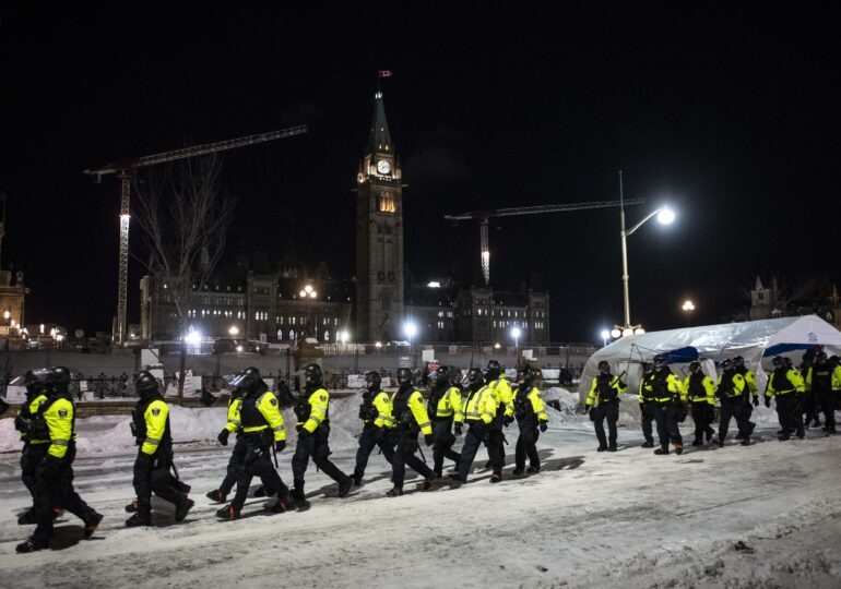 Premierul Canadei nu mai vrea proteste. 170 de manifestanți au fost arestați, poliţiştii au folosit grenade paralizante (Foto & Video)