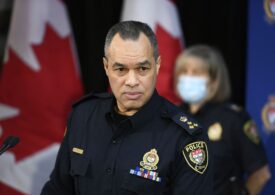 Criticat dur pentru că le-a permis camionagiilor să protesteze sub fereastra lui Trudeau, șeful Poliţiei din Ottawa a demisionat