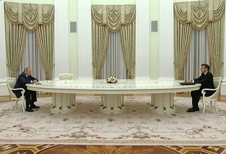 Priviri încruntate în primele imagini de la întâlnirea dintre Putin și Macron de la Moscova (Video)