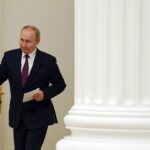 Putin râzând copios la catafalcul ordinii mondiale