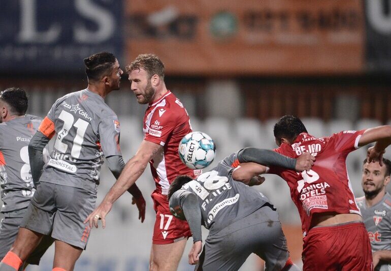 Liga 1: Dinamo scoate un egal în deplasare la UTA Arad în 9 oameni