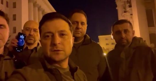 Zelenski, mesaj emoționant de pe străzile din Kiev: Suntem aici, ne apărăm independența (Video)